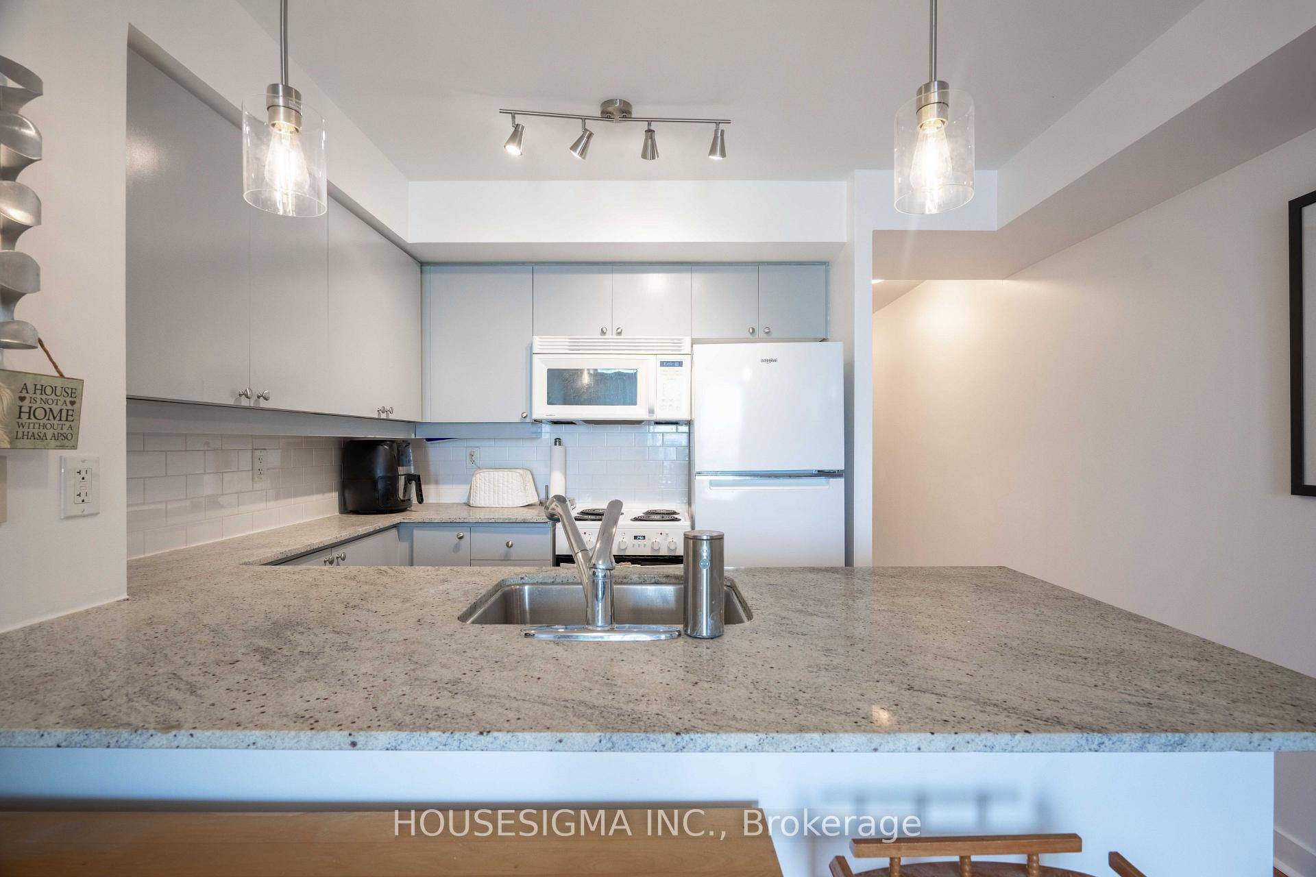 If you've been waiting for a unit at Battery Park condos, here's your chance to scoop up this nicely laid out 1 bedroom unit !