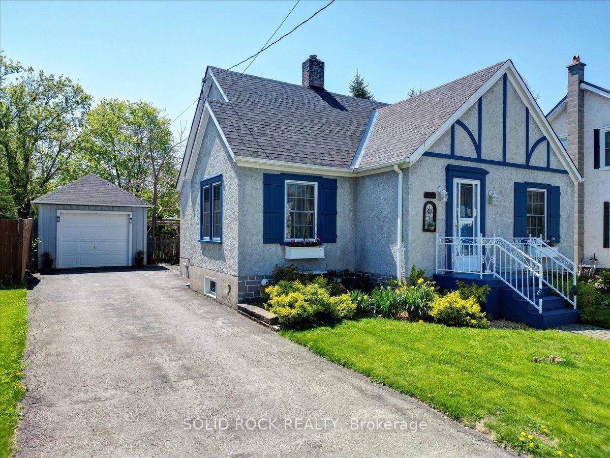 Charming 2 bedroom, 1 bathroom raised bungalow in the heart of Campbellford !