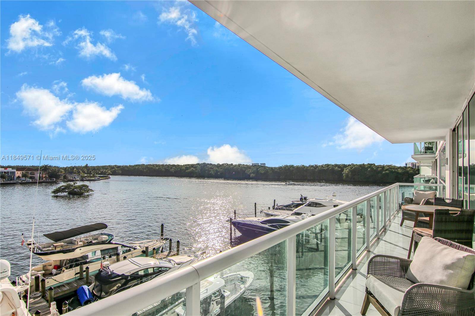 One of a kind condo with a lot of light in the exclsuive 400 Sunny Isles !