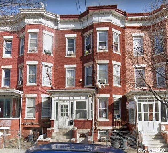 2 family townhouse, perfectly positioned on a 20.