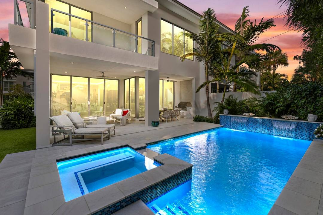 PRIVATE contemporary residence 400 yards fr the seaside haven of Juno Beach.