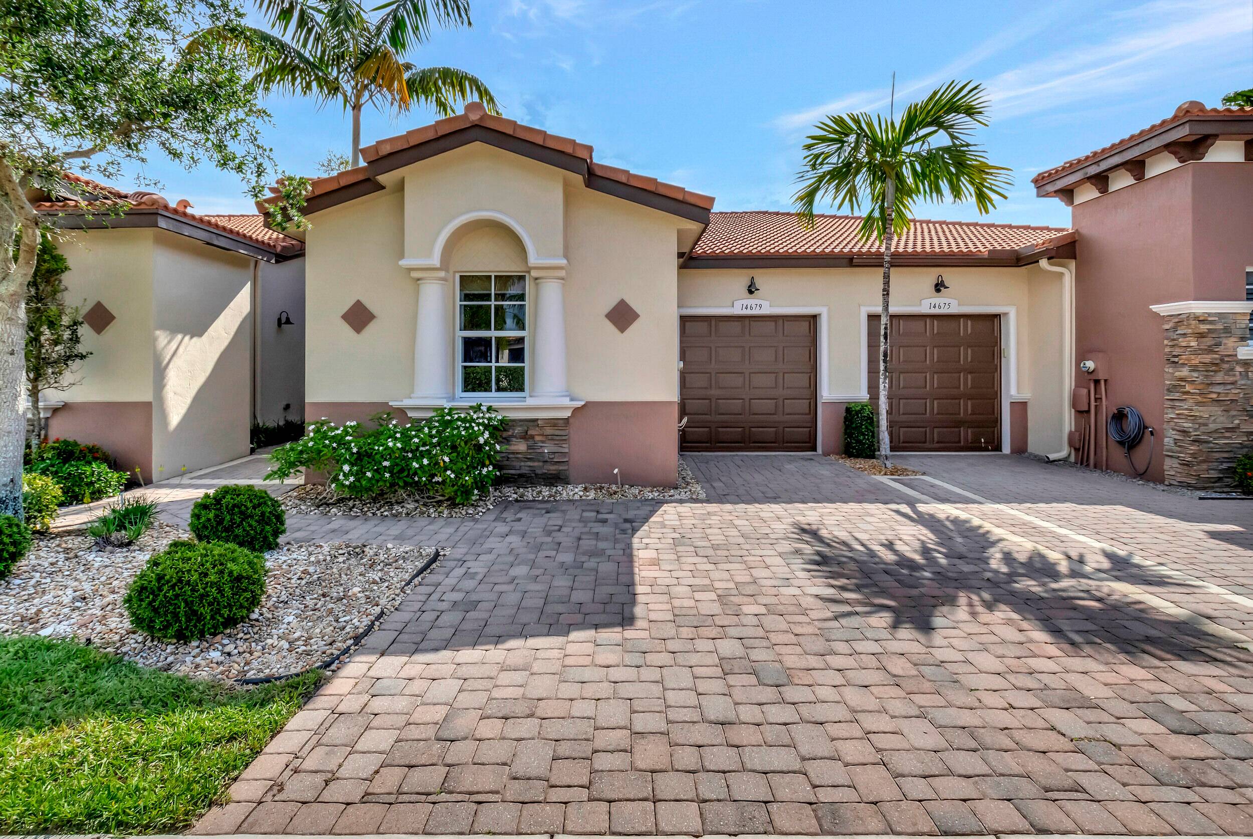 Amazing opportunity to own this Updated Villa with 2 bedrooms plus Den, 2 full bathrooms, 1 Car Garage, with a Private Spacious Backyard.