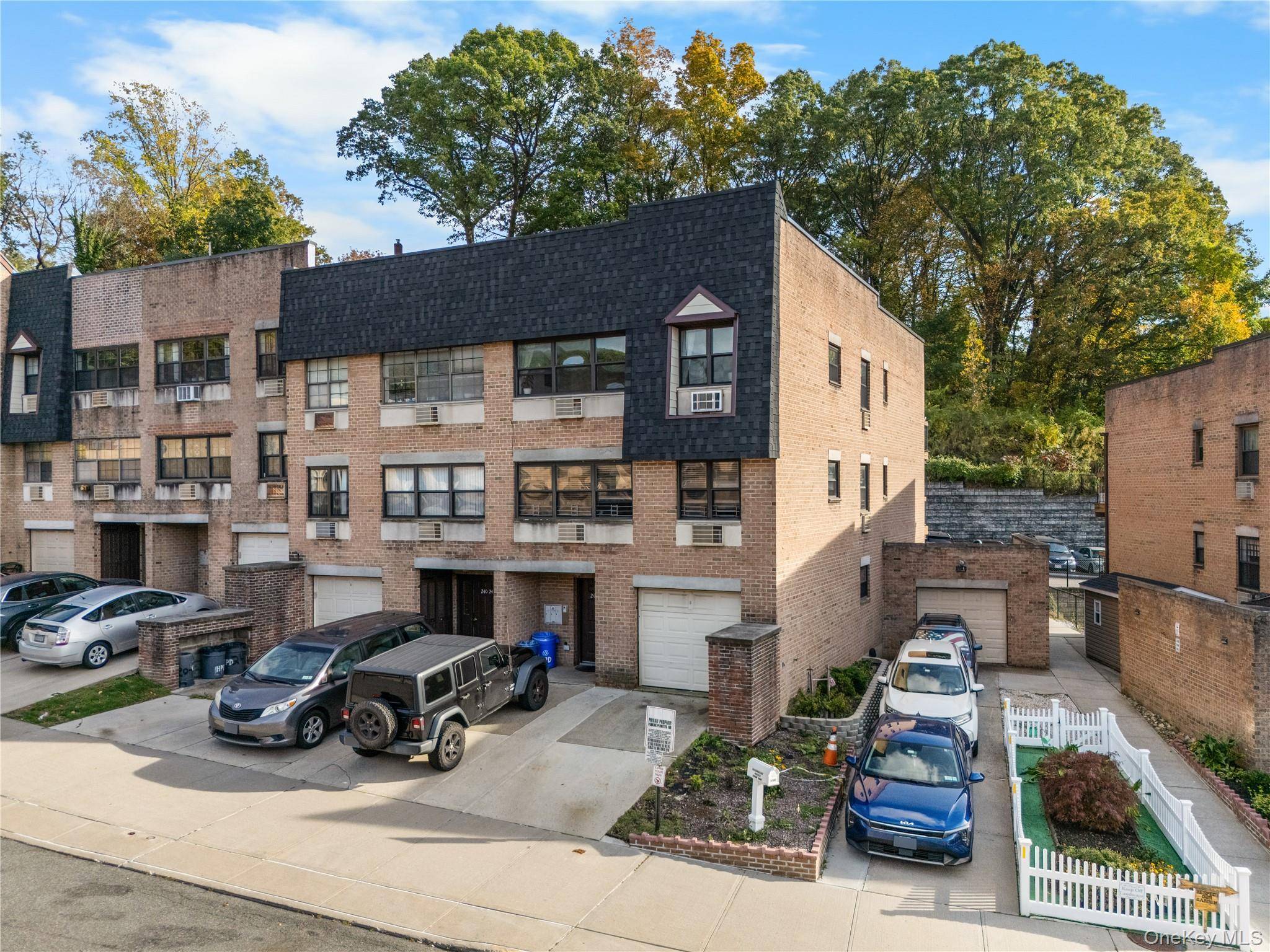 Pristine, Sun Drenched Corner 3beds Condo in Highly Sought After High Point Condominium of Douglaston.