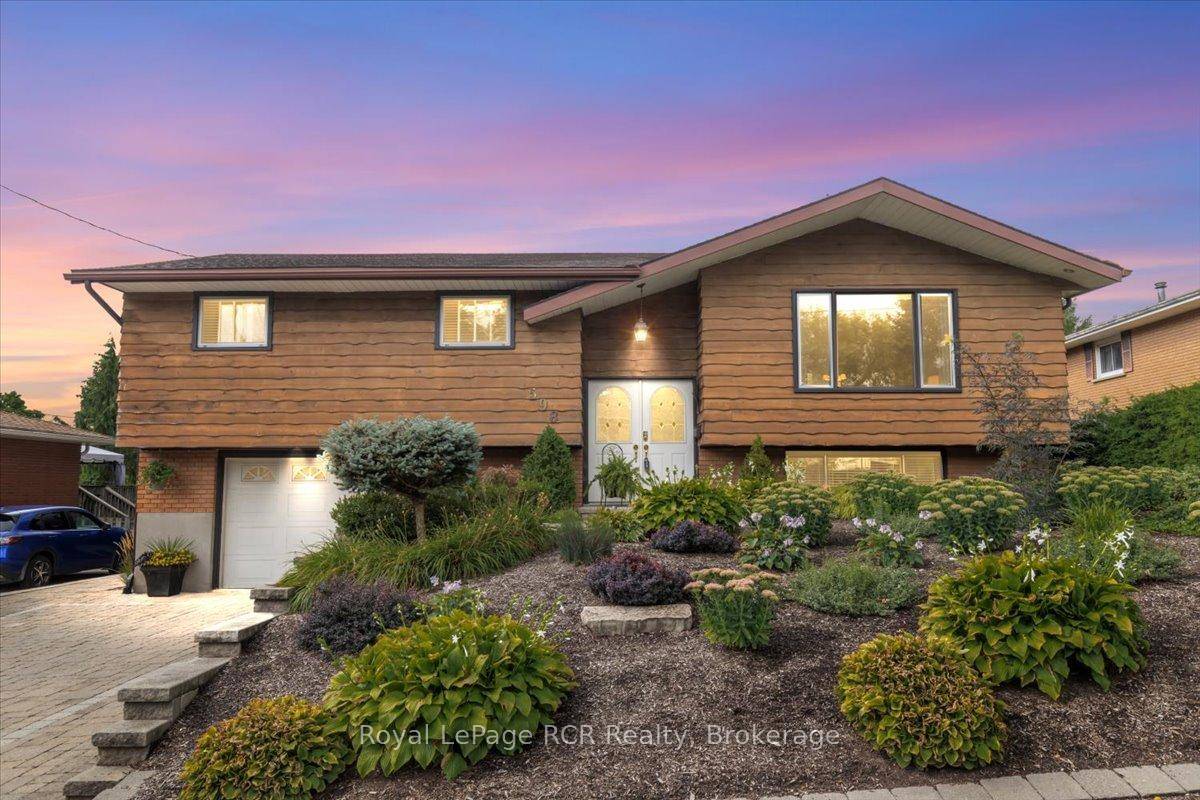 This well maintained 3 bedroom raised bungalow is conveniently located within walking distance of local amenities.