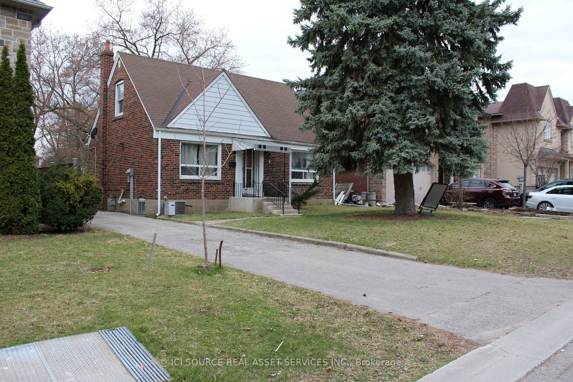Beautifully Renovated 4 2 Bedroom Home at Yonge amp ; Finch Welcome to this recently renovated home located in one of North Yorks most desirable neighborhoods !