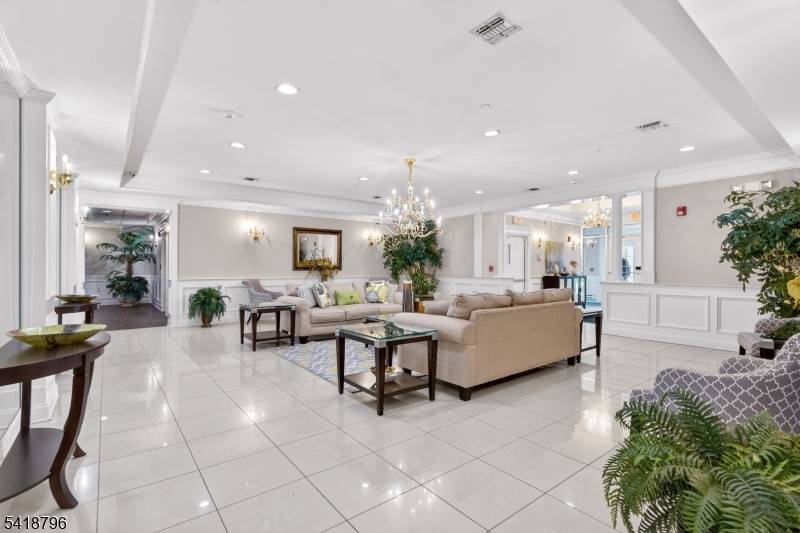 Welcome to the Donnington Executive Residence at Winthrop Court where downsizing doesn't mean giving up the space and comfort you're accustomed to.