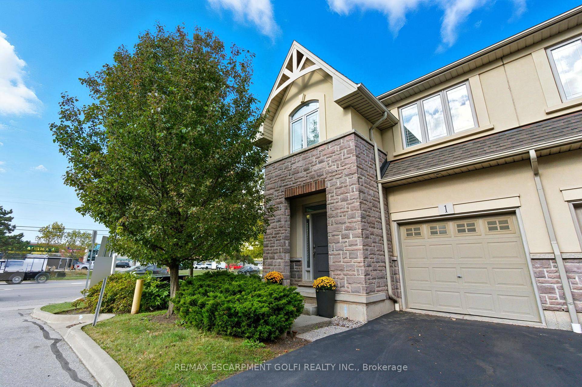 Beautiful End Unit Freehold Townhome in Prime Burlington Location !