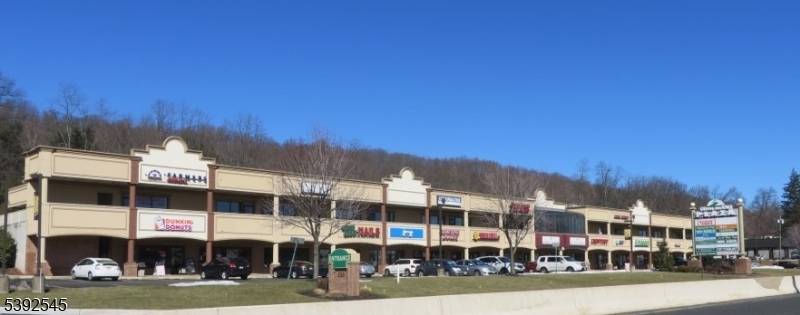 UNBELIEVABLE GREEN BROOK PLAZA, WELL KNOWN 50K SF SHOPPING CENTER ON RT 22 WEST HAS 1 RETAIL SPACE AVAILABLE 1400 SF STORE ADJACENT TO DUNKIN DONUTS IN THIS HIGH VISIBILITY ...