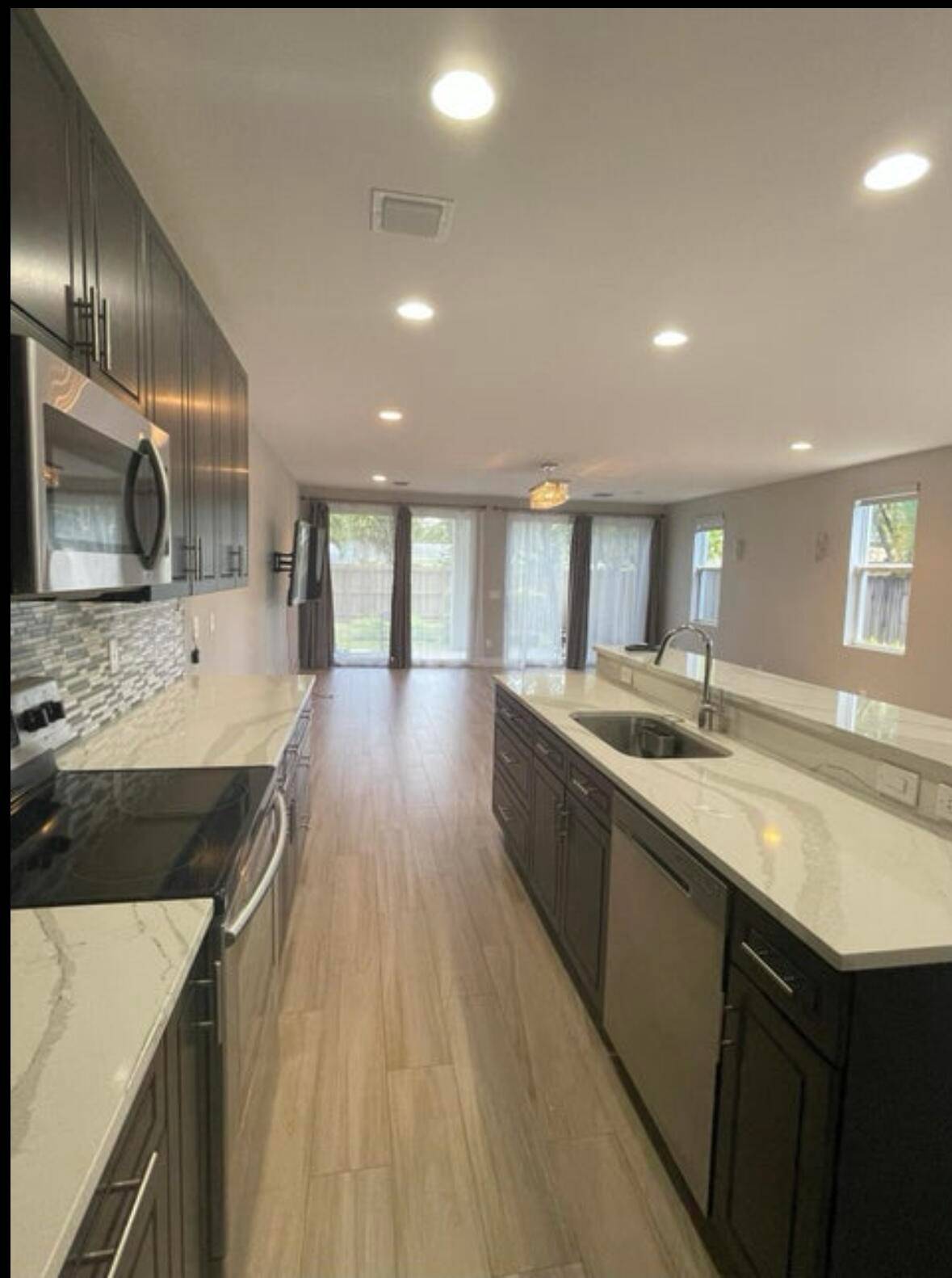 Modern 3 bed, 2. 5 bath townhome in prime Croissant Park location.