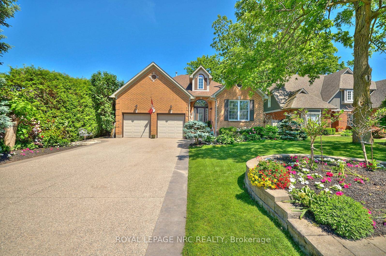 Nestled on a quiet cul de sac and just a short walk to downtown Fonthill, this immaculate all brick Bungaloft offers a blend of style, space, and flexibility perfect for ...