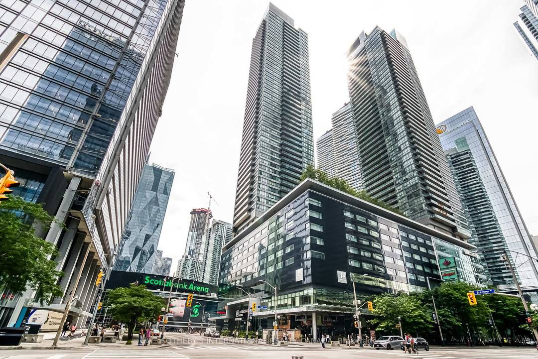 Soaring above the city in the luxurious Maple Leaf Square condos, this fully furnished Lower Penthouse corner suite offers southeastern panoramic views of the city skyline and lake.