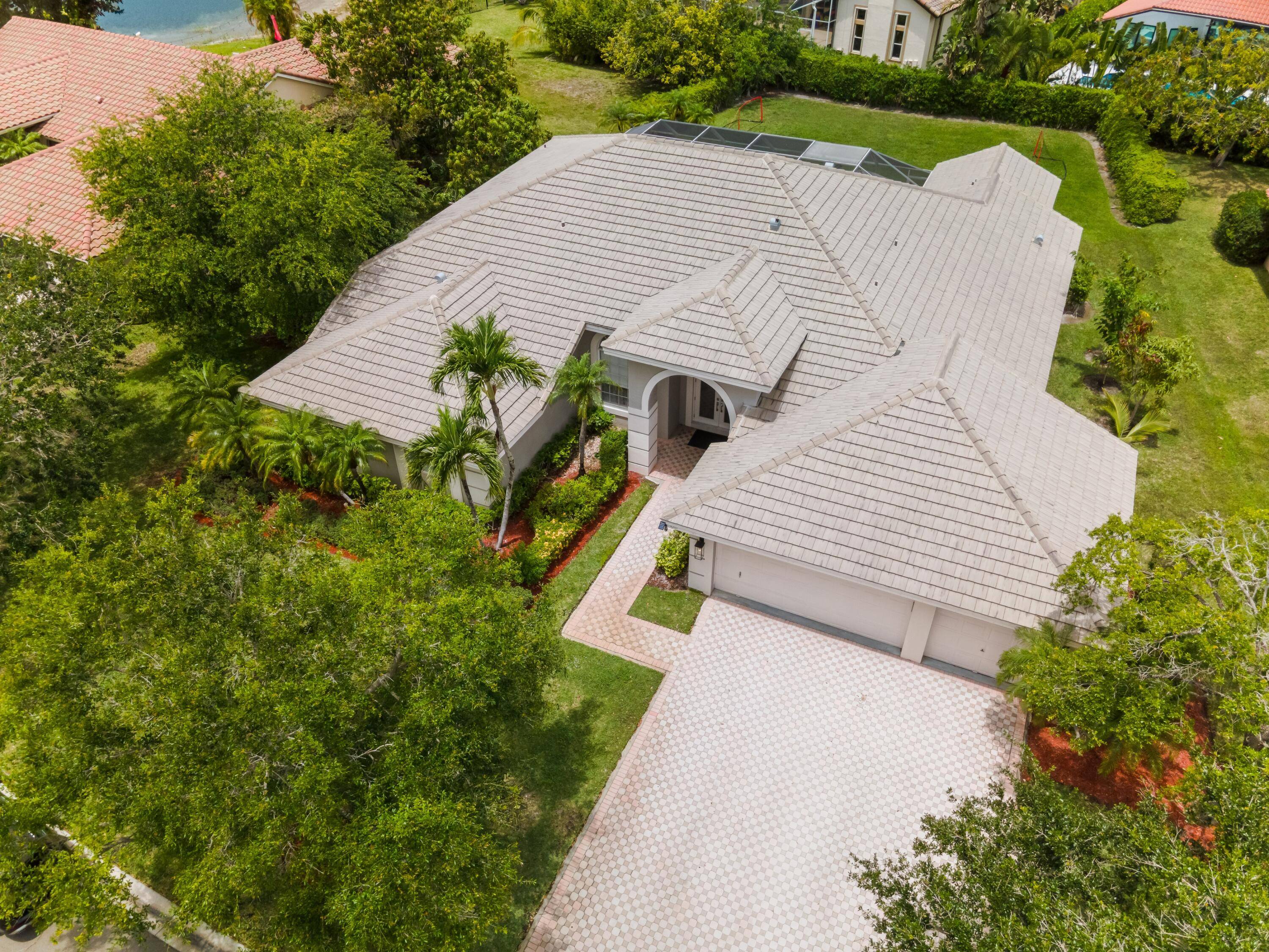 Spacious 6 Bedroom Pool Home on Prime Oversized Lot Great for Families or Investors !