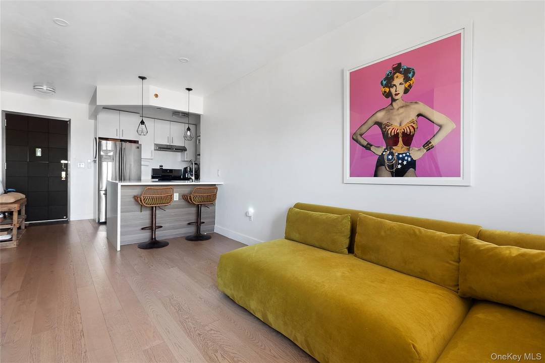 LOW TAXES AND MAINTENANCE Welcome to Rego Parc Condo.