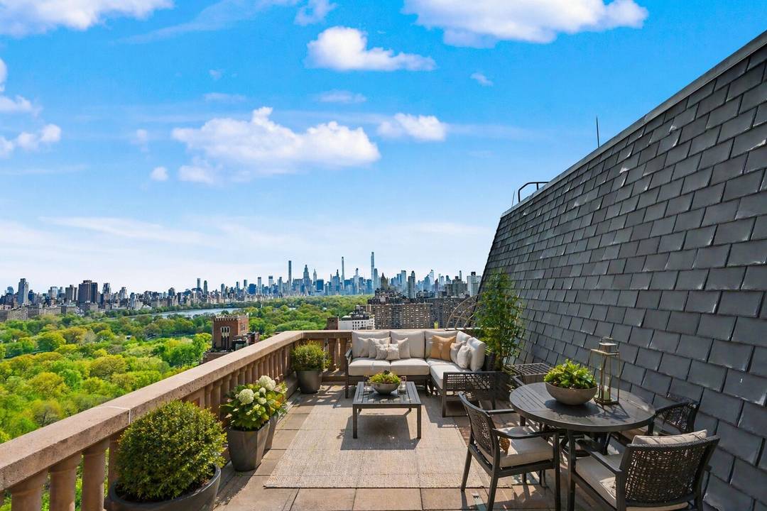At the crown of 455 Central Park West, this extraordinary duplex penthouse is making its first ever market debut.