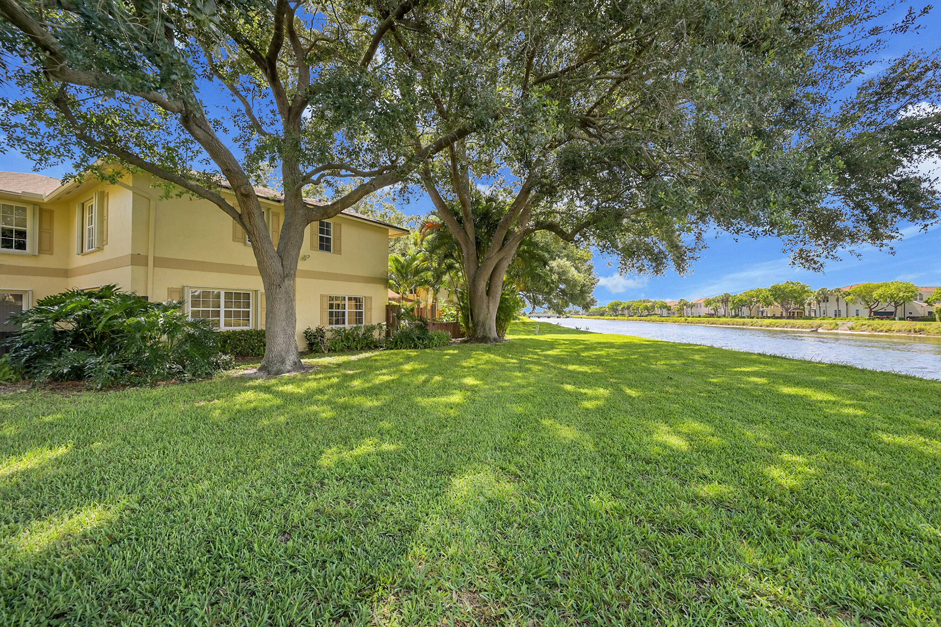 Serene corner unit, courtyard townhome with 2 bedrooms 2.