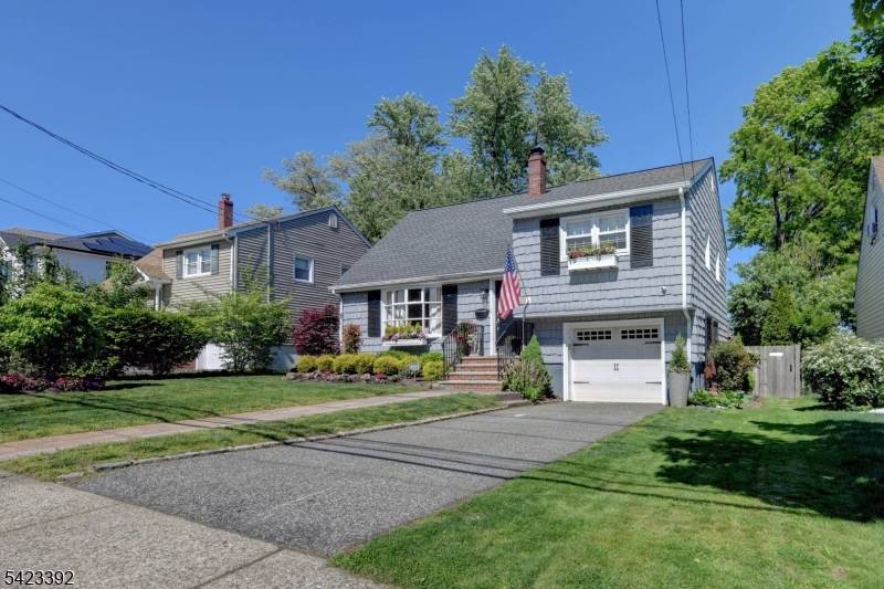THIS WELL MAINTAINED SEVEN ROOM SPLIT LEVEL HOME OFFERS A COMFORTABLE AND VERSATILE LAYOUT, FEATURING AN UPDATED KITCHEN DINING AREA LIVING RM 3 SPACIOUS BEDROOMS 2 FULL BATHS, HARDWOOOD FLOORS ...
