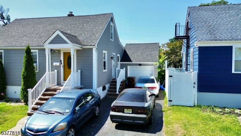 Charming 3 bed, 2 bath home in one of Linden ?