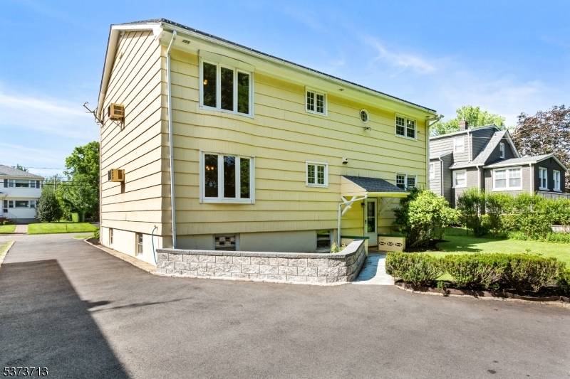 EXTREMELY LARGE 1st Floor 2nd Floor units.