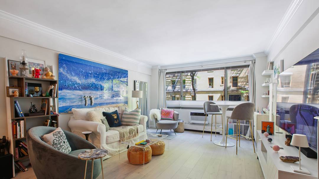 Welcome home to one of the more artfully renovated homes in the F line at the Royal York, this spacious, elegantly appointed gem overlooks one of the prettier blocks in ...