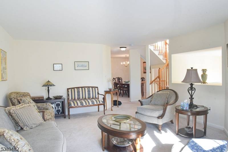 PRISTINE 3 BEDROOM, 2 1 2 BATHROOM TOWNHOME IN MOVE IN CONDITION !