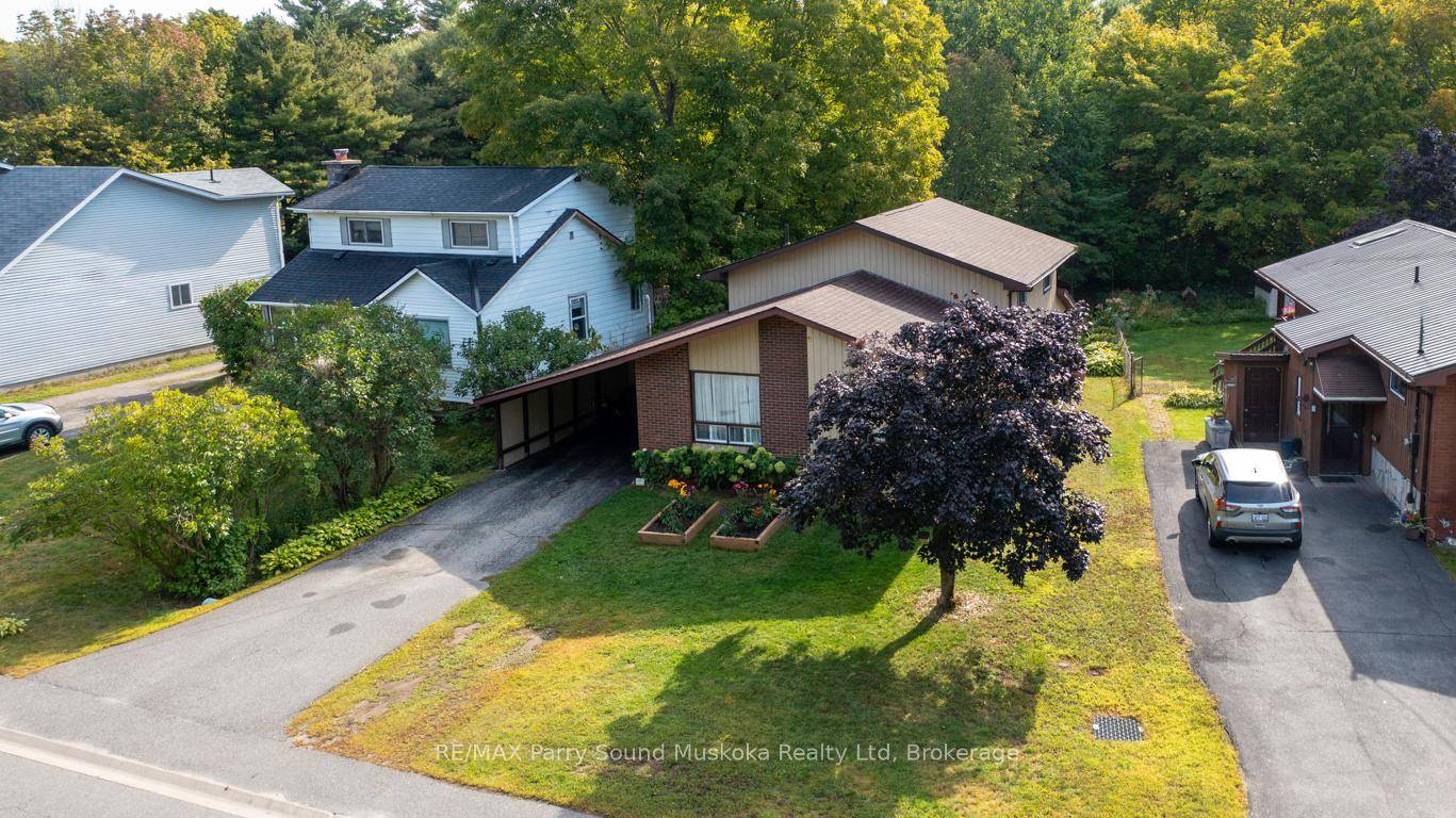 DESIRABLE FAMILY HOME ! DESIRABLE COUNTRY SETTING In Town !
