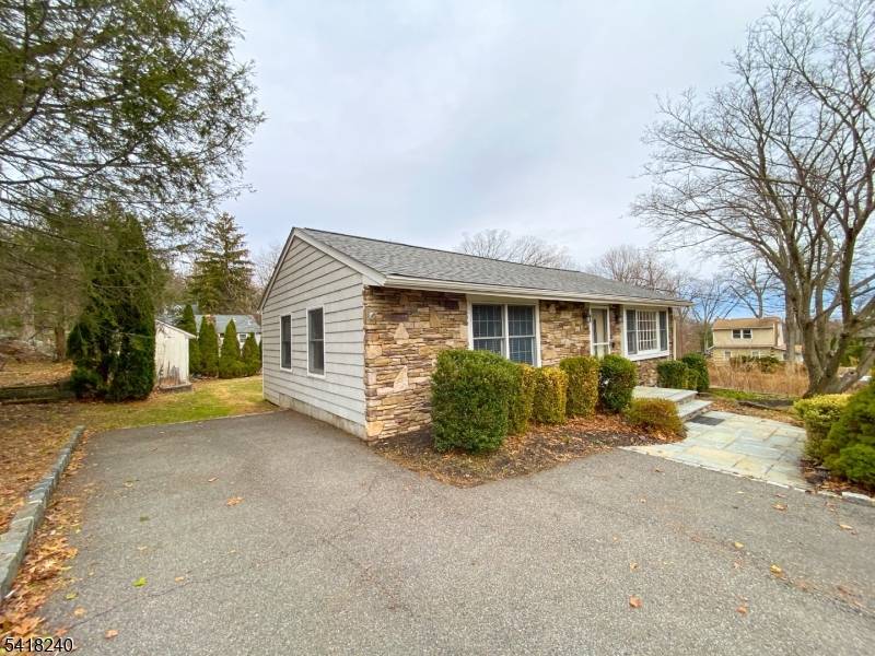 Turnkey and modern 1 story living in peaceful Lindy's Lake community.