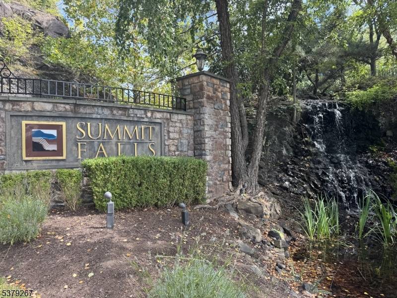 Welcome to Summit Falls !