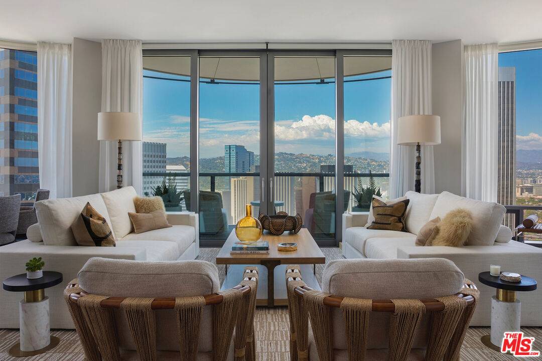 211  W Elm Ct 1BR Beverlywood La