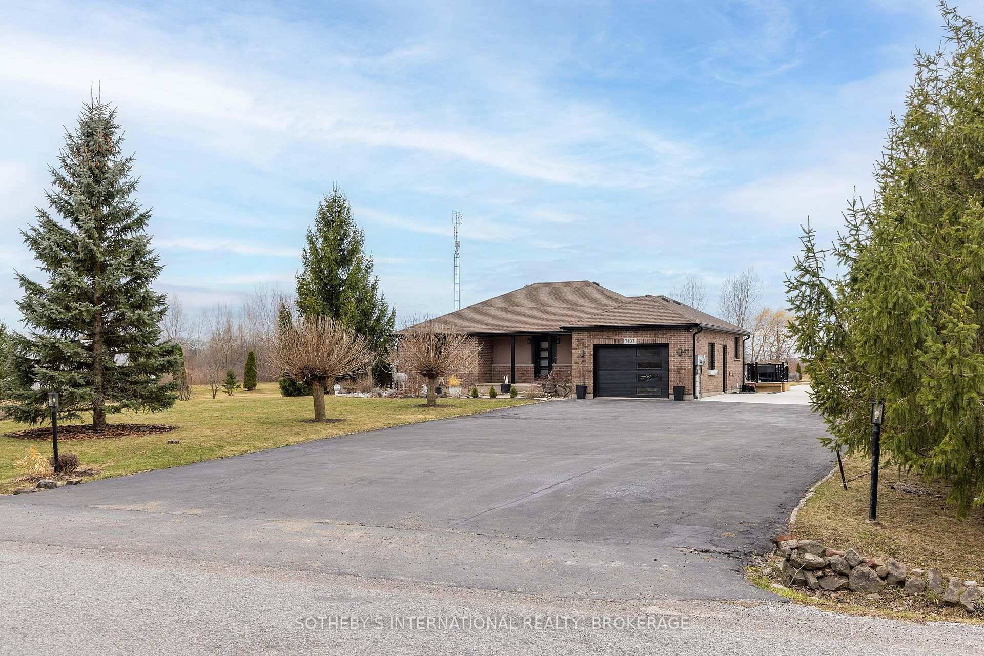 Welcome to this exceptional detached bungalow with over 3, 000 sq ft of finished living space, set on over an acre of land in Niagara Falls !