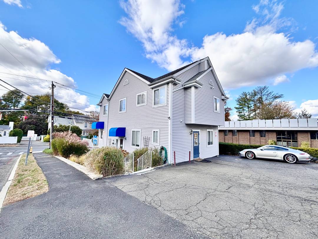FOR SALE OR LEASE 543 Newfield Avenue, Stamford, CT 06905 Nizzardo Real Estate Services is pleased to present this rare mixed use investment opportunity located at the highly visible and ...
