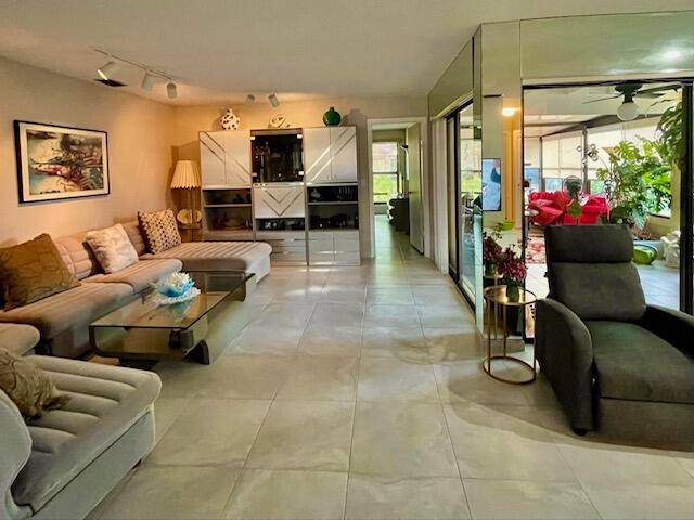Welcome to this bright and updated villa.