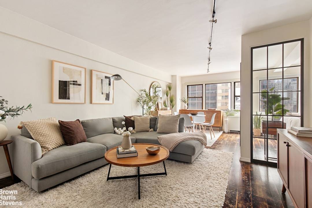 Listing 220 EAST 67TH STREET 6F This JUNIOR ONE BEDROOM offers an expansive layout that maximizes every square foot, providing a separate sleeping area that accommodates a queen sized bed ...