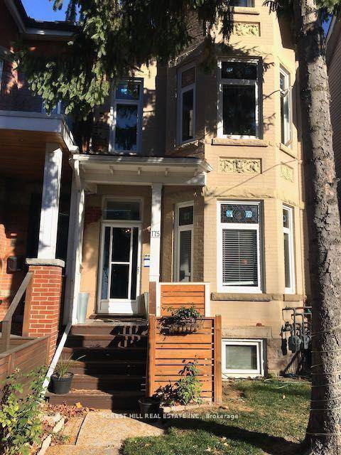 Live in the coolest neighbourhood in the city, stroll to Trinity Bellwoods or one of the many fabulous restaurants, wine bars, coffee shops.
