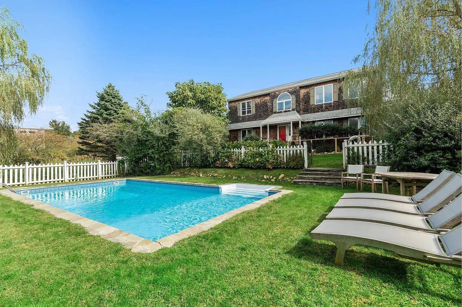 NEWLY RENOVATED WITH POOL/JACUZZI/GYM - MINUTES FROM THE BEACH