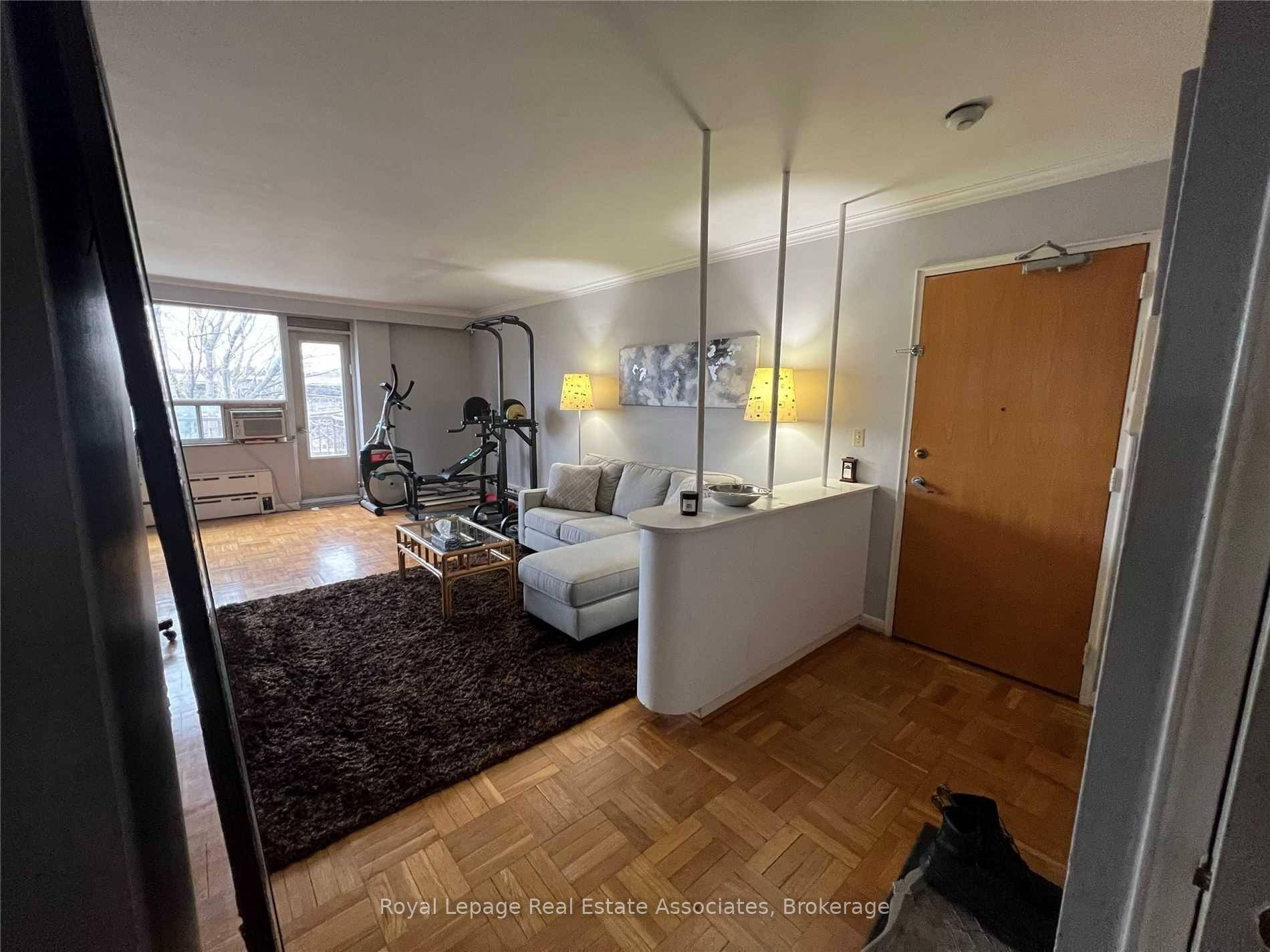 Excellent Opportunity ! Spacious and bright 2 bedroom apartment in a professionally managed sixplex.