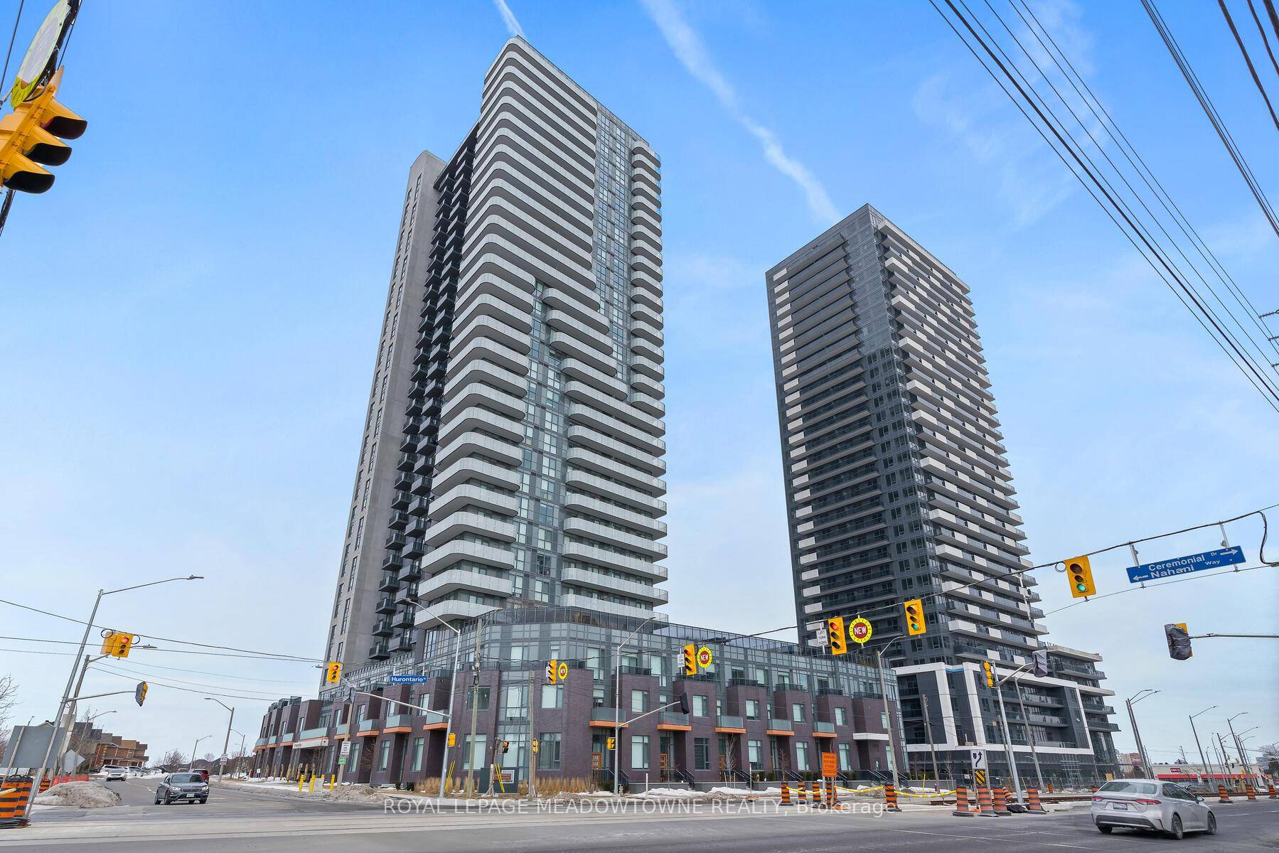 Mississauga Square Residence Stunning Corner Unit with CN Tower Views.
