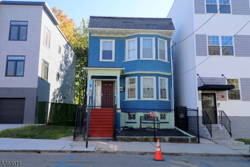 Welcome ! This charming, well maintained Colonial home is the perfect starter home.