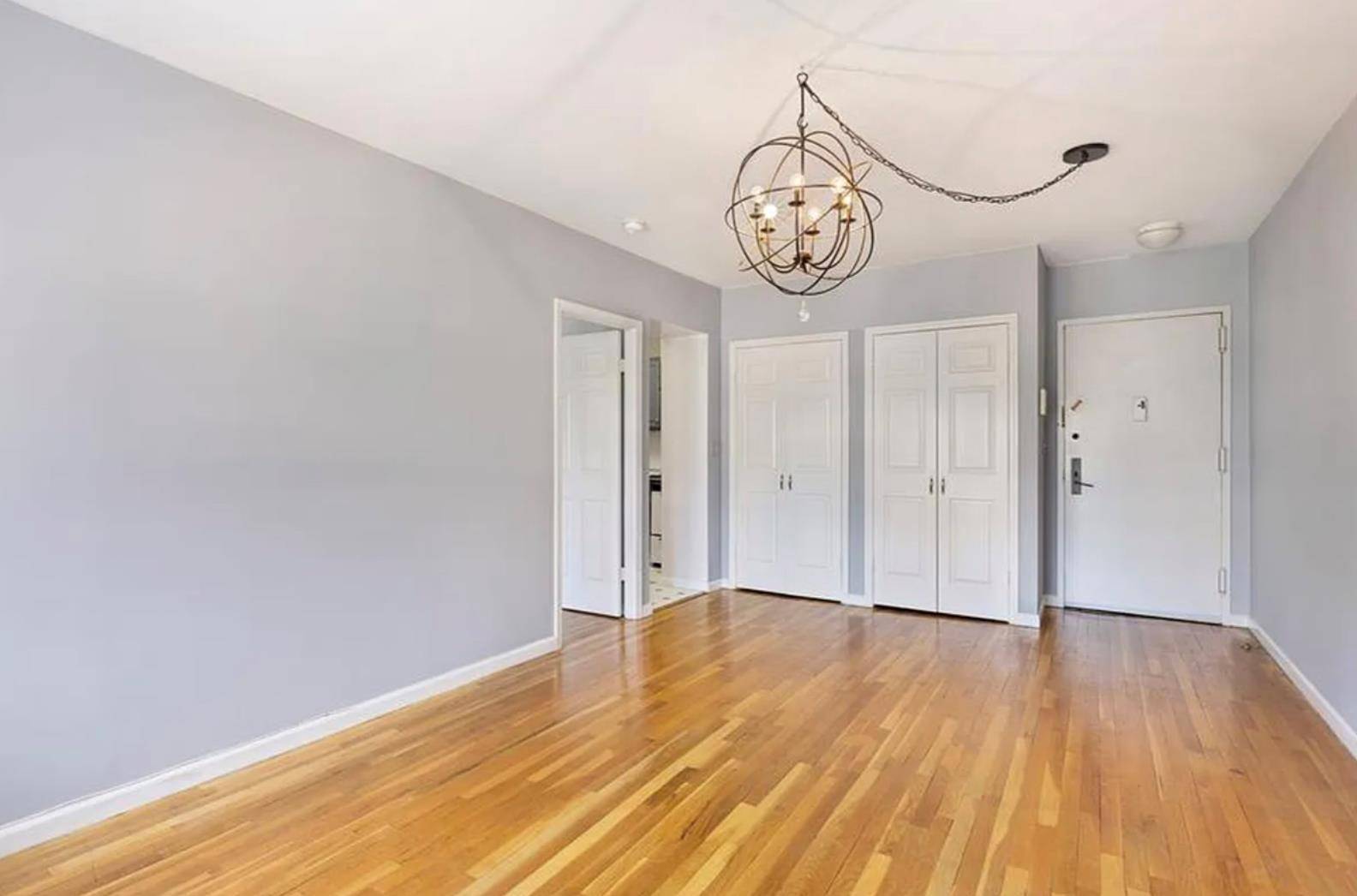 Welcome to Residence 5J at The Chesterfield, a bright and spacious one bedroom apartment nestled in the heart of Manhattan's Upper West Side.