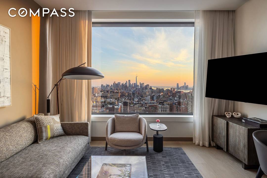 NEW YORK'S BEST PIED A TERRE STRUCTURE.