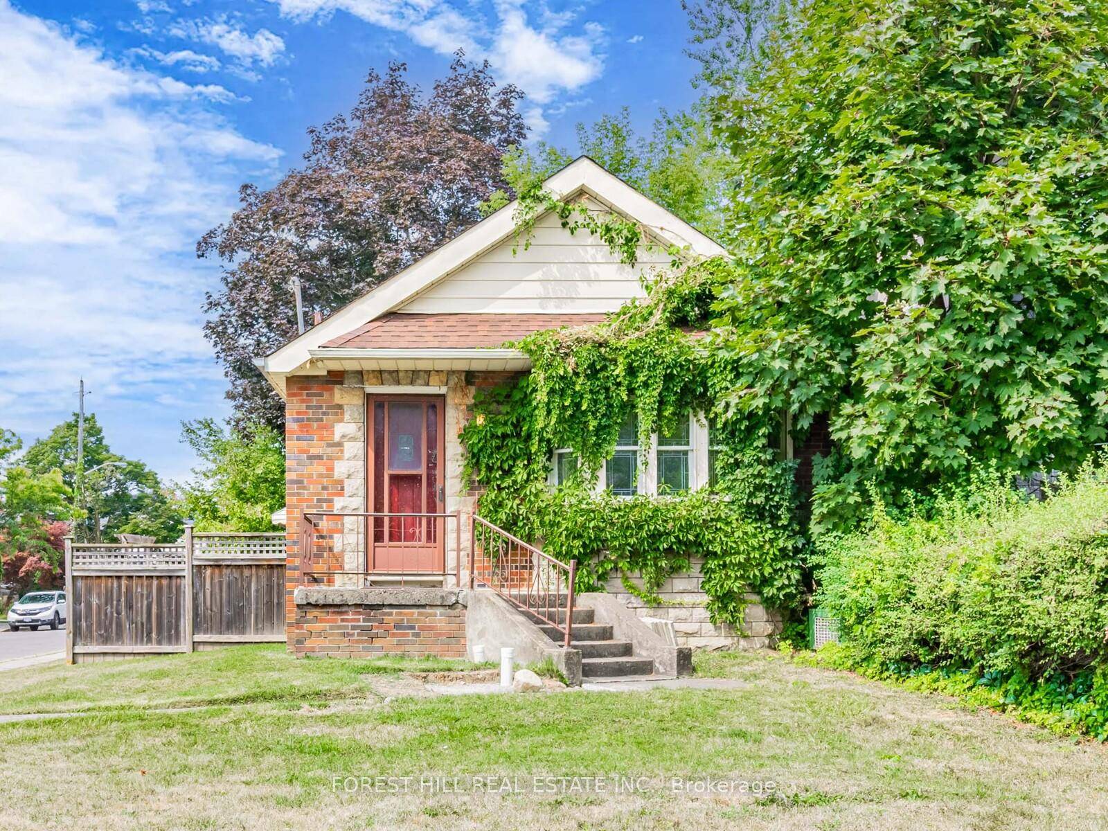 Welcome to 2 Esgore. Discover a perfect opportunity in the highly coveted Cricket Club neighbourhood !