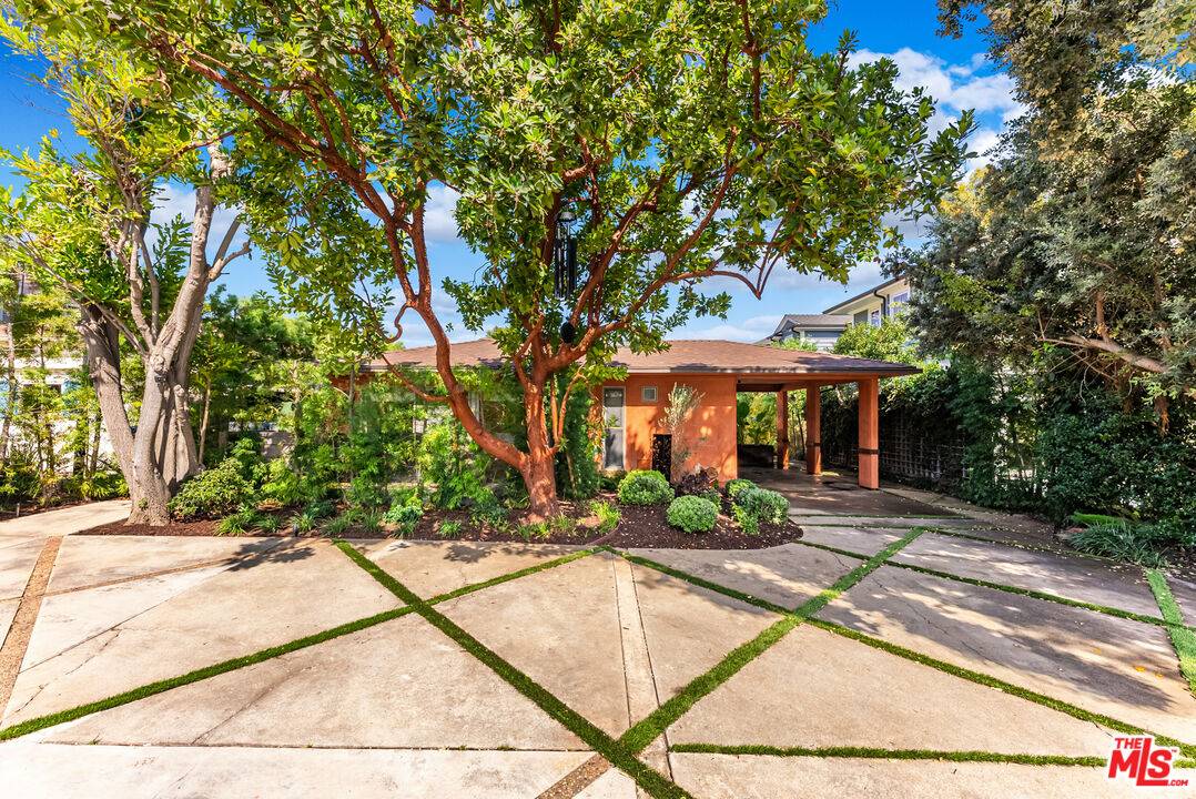 242  S Anita Ave Brentwood LA