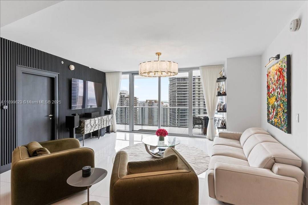 Experience the best of Miami living at Epic Residences, a premier waterfront address in the heart of Downtown.