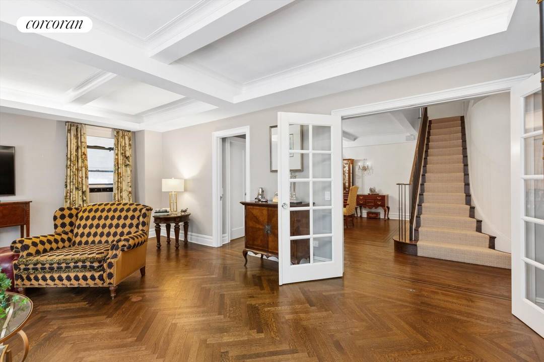 Welcome to this stunning, turn key ready combination unit.