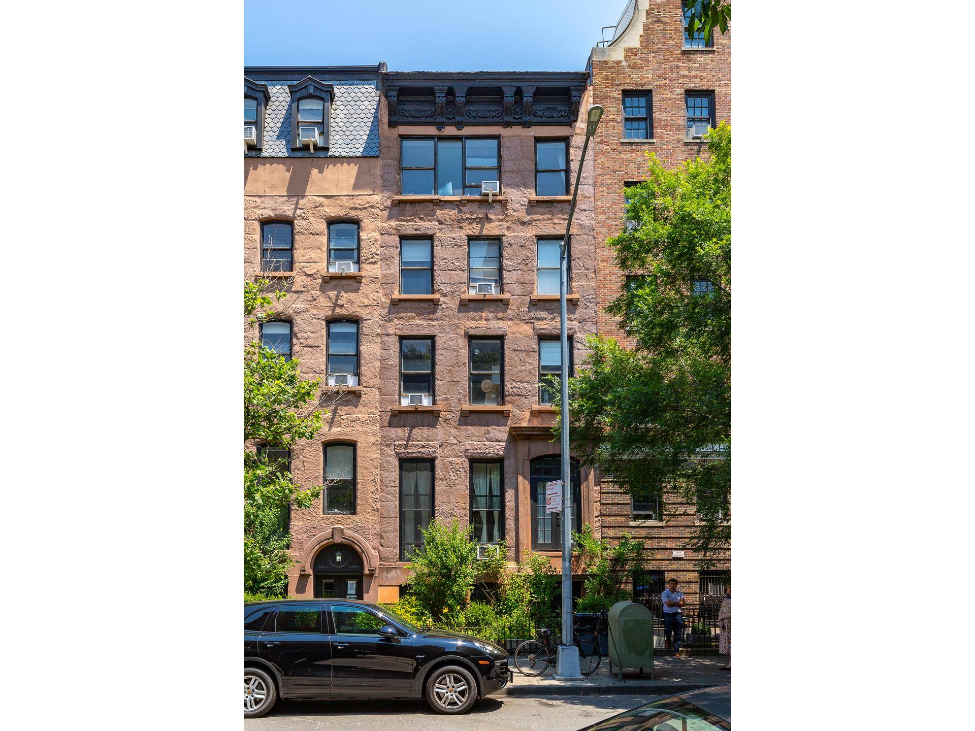 447 West 22nd Street is a 100 free market, six unit multifamily townhouse property located in the heart of the West Chelsea neighborhood of Manhattan.