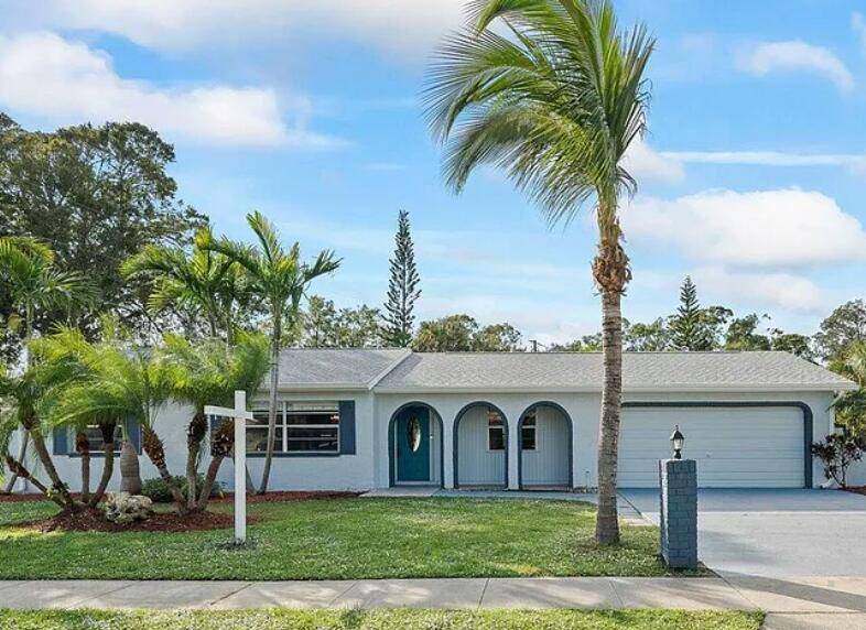 Centrally located in Melbourne, this pool home is ready for its next owners !