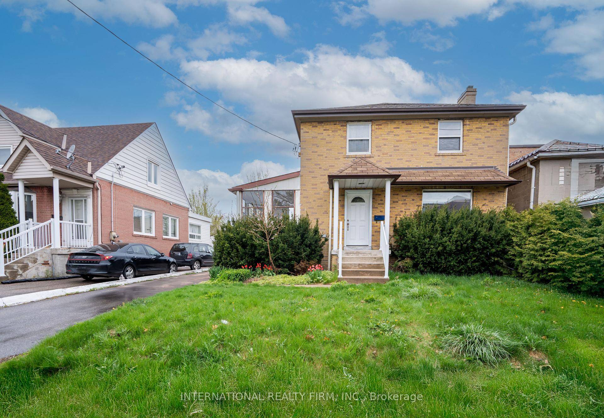 Bright and generous sized 2 storey 3 bedroom detached house on a great lot awaiting for your customization and personal touch !