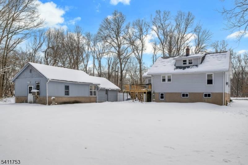 GREAT OPPORTUNITY ! This home features an approx.