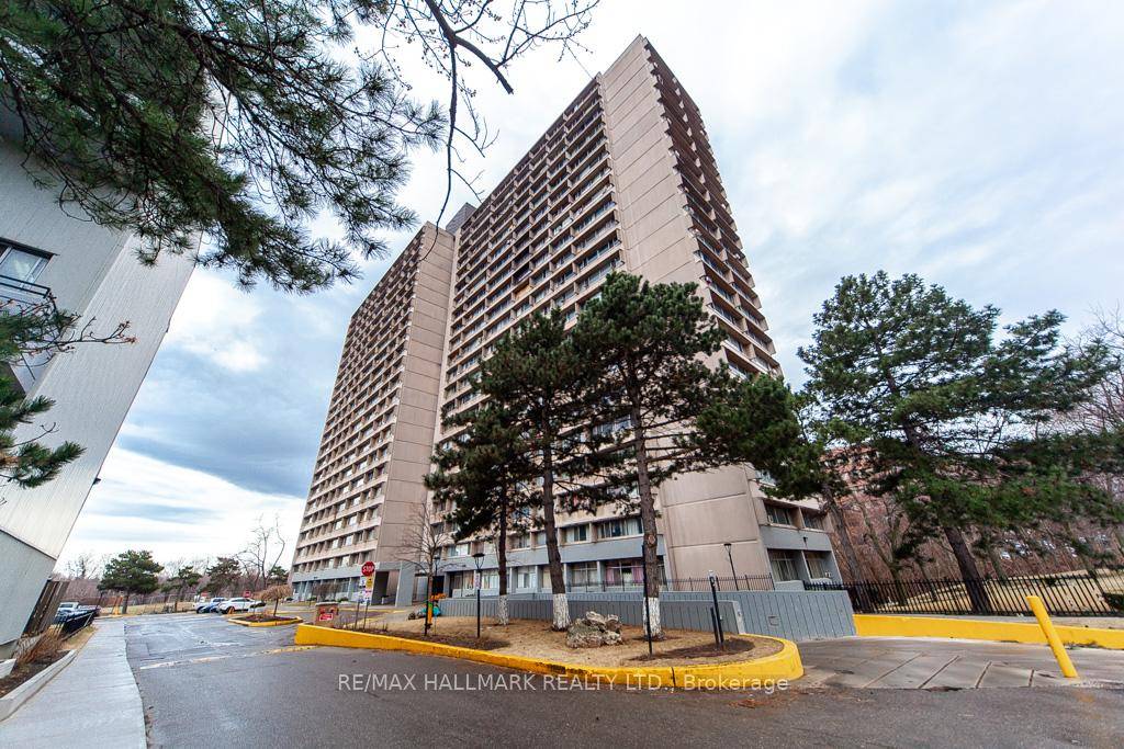 Discover this bright and spacious condo in the highly desirable Flemingdon park neighborhood of Toronto.