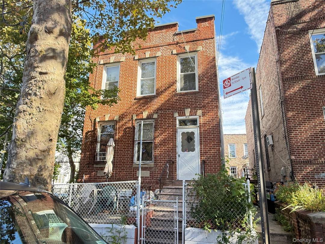 Fabulous opportunity to invest or owner occupy with rental income potential !