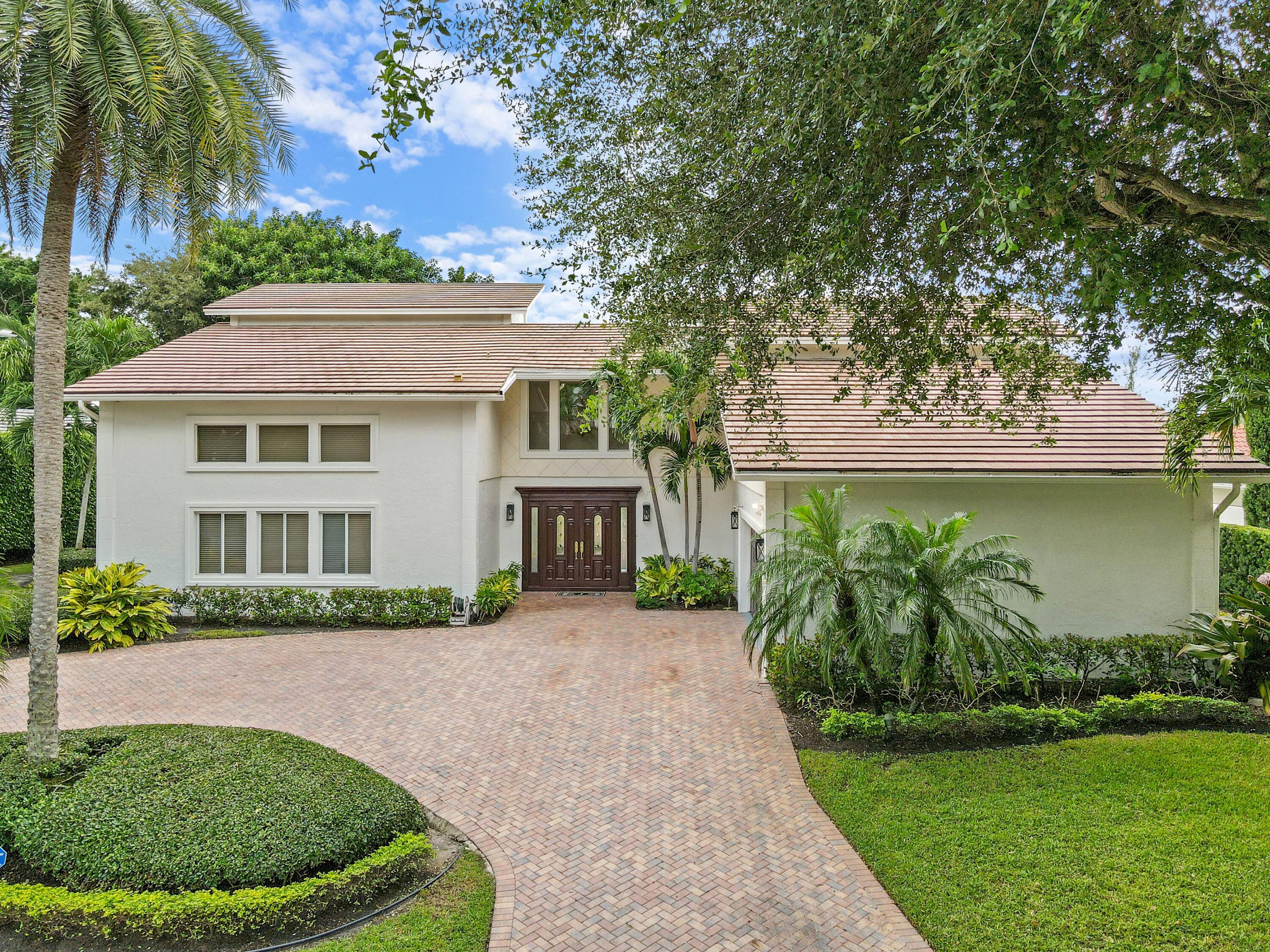 A private sanctuary on an oversized homesite, this custom residence blends timeless architecture with resort style comfort.